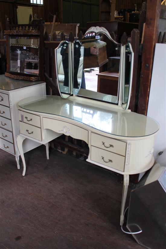 Cream-painted kidney-shaped dressing table fitted triple mirror